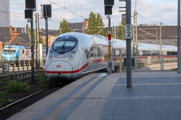 ICE der Deutschen Bahn in Berlin-Hauptbahnhof. Abfahrt des ICE aus Paris. Auf der Strecke Paris - Berlin werden ICE¯3neo (DB-Baureihe 408, Hersteller Siemens Mobility, Velaro MS). DEU, Deutschland, Berlin, 25.08.2025