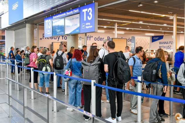 Deutschland, Baden-Wuerttemberg, Stuttgart 27.08.2025, Deutschland, GER, Baden-Wuerttemberg, Stuttgart, im Bild Stuttgart Airport, Flughafen, STR, Reisen, Tourismus, Abflug, Ankunft, Terminal, Check-in, Sicherheitskontrolle, Gepaeck, Koffer, Duty-Free, Boarding, Fluggesellschaft, Passagiere, Flugreise, Urlaub, Businessreise, Reiseziele, Nonstop-Fluege, Parken am Flughafen, Mietwagen, Flughafen-Shuttle, Reiseplanung, Staedtereise, internationale Fluege, Kurzurlaub, Reisedokumente, Boardingkarte, Reisesicherheit, Flughafenlounge, Reisevorfreude, Reiseinformation, Mobilitaet, Flughafeninfrastruktur, Flugverbindung, Ticketbuchung, Gepaeckausgabe, Flugplan, Reiseerlebnis, Feature, Symbolbild Baden-Wuerttemberg