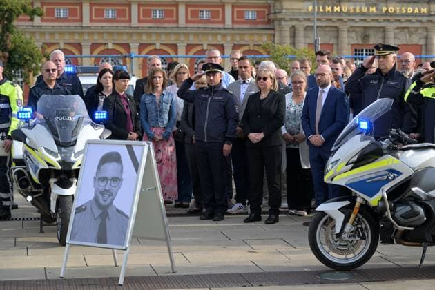Mahnwache für im saarländischen Völklingen getötete Polizist Zahlreiche Mitglieder der Polizei Brandenburg nahmenam 27.08.2025 an einer Mahnwache mit Schweigeminute für einen im saarländischen Völklingen getötete Polizisten auf einem Platz vor dem Lustgarten in Potsdam teil. Mit dabei war auch Brandenburgs Innenminister RenéWilke (rechts, blauer Anzug). Potsdam Brandenburg Deutschland