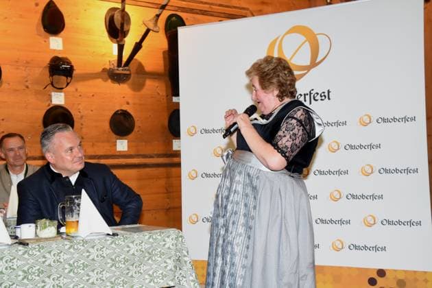 Dr Christian Scharpf Wirtschaftsreferent Renate Maier Gstanzlsaengerin Muenchen 28.08.2025 Theresienwiese Armbrustschuetzenzelt Oktoberfestwiesn Masskrug 2025 Vorstellung Muenchen