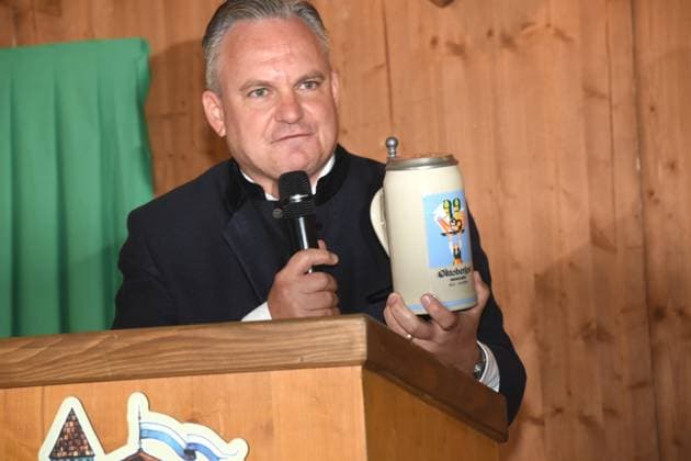 Dr Christian Scharpf Wirtschaftsreferent Muenchen 28.08.2025 Theresienwiese Armbrustschuetzenzelt Oktoberfestwiesn Masskrug 2025 Vorstellung Muenchen