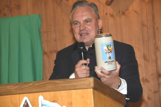 Dr Christian Scharpf Wirtschaftsreferent mit Masskrug Muenchen 28.08.2025 Theresienwiese Armbrustschuetzenzelt Oktoberfestwiesn Masskrug 2025 Vorstellung Muenchen