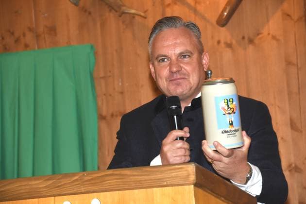 Dr Christian Scharpf Wirtschaftsreferent mit Masskrug Muenchen 28.08.2025 Theresienwiese Armbrustschuetzenzelt Oktoberfestwiesn Masskrug 2025 Vorstellung Muenchen