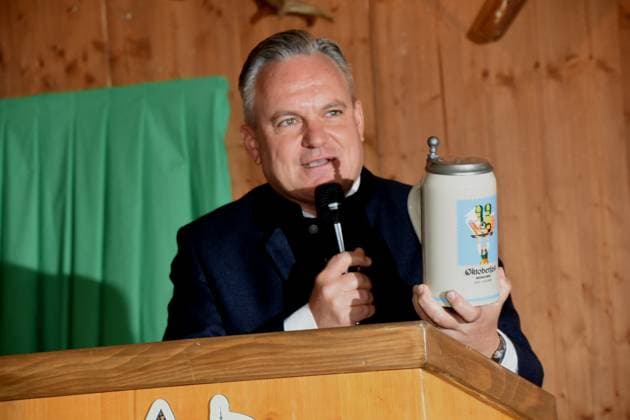 Dr Christian Scharpf Wirtschaftsreferent Muenchen 28.08.2025 Theresienwiese Armbrustschuetzenzelt Oktoberfestwiesn Masskrug 2025 Vorstellung Muenchen
