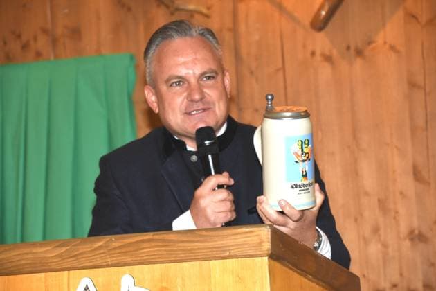 Dr Christian Scharpf Wirtschaftsreferent mit Masskrug Muenchen 28.08.2025 Theresienwiese Armbrustschuetzenzelt Oktoberfestwiesn Masskrug 2025 Vorstellung Muenchen