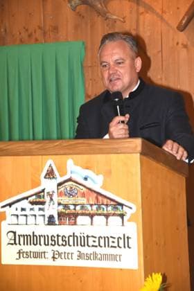 Dr Christian Scharpf Wirtschaftsreferent Muenchen 28.08.2025 Theresienwiese Armbrustschuetzenzelt Oktoberfestwiesn Masskrug 2025 Vorstellung Muenchen