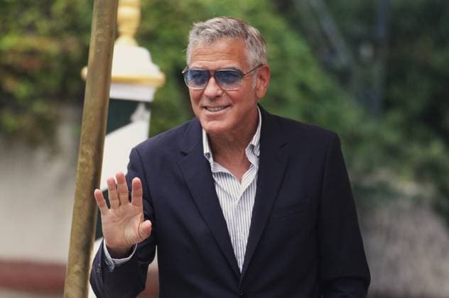 Filmfestival Venedig, Italien. Mostra del Cinema, Venezia 2025. US-Schauspieler George Clooney bei der Ankunft mit dem Boot vor dem Hotel Excelsior - during the 82nd Venice International Film Festival in Italy on August 27