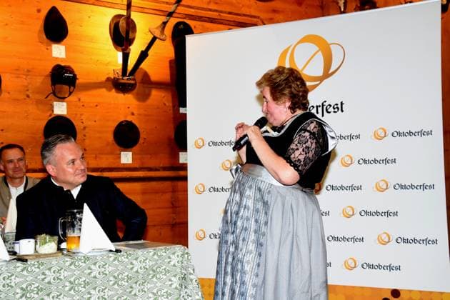 Dr Christian Scharpf Wirtschaftsreferent Renate Maier Gstanzlsaengerin Muenchen 28.08.2025 Theresienwiese Armbrustschuetzenzelt Oktoberfestwiesn Masskrug 2025 Vorstellung Muenchen
