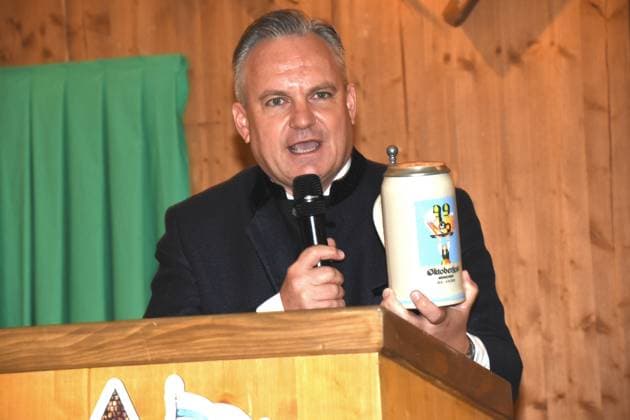 Dr Christian Scharpf Wirtschaftsreferent mit Masskrug Muenchen28.08.2025 Theresienwiese Armbrustschuetzenzelt Oktoberfestwiesn Masskrug 2025 Vorstellung Muenchen