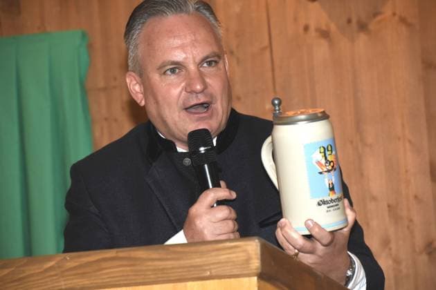 Dr Christian Scharpf Wirtschaftsreferent mit Masskrug Muenchen28.08.2025 Theresienwiese Armbrustschuetzenzelt Oktoberfestwiesn Masskrug 2025 Vorstellung Muenchen