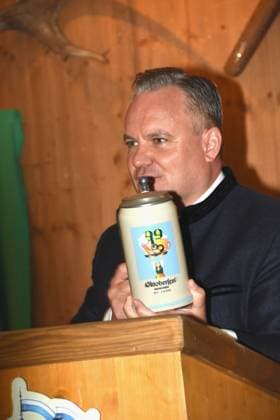 Dr Christian Scharpf Wirtschaftsreferent mit Masskrug Muenchen28.08.2025 Theresienwiese Armbrustschuetzenzelt Oktoberfestwiesn Masskrug 2025 Vorstellung Muenchen