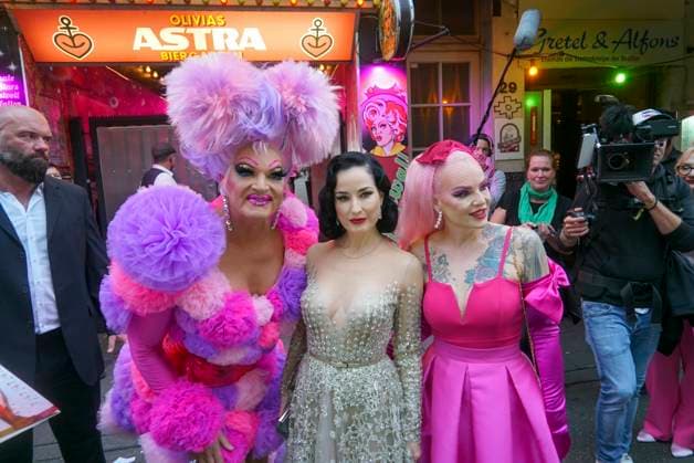 cntv Olivia Jones Belle la Donna Dita Von Teese US-amerikanische Tänzerin und Unternehmerin New Burlesque und Model zu Gast beim 1.German Burlesque Festival in Olivias The BUNNY BURLESQUE auf St. Pauli am 28.08.2025 in Hamburg Hamburg Deutschland