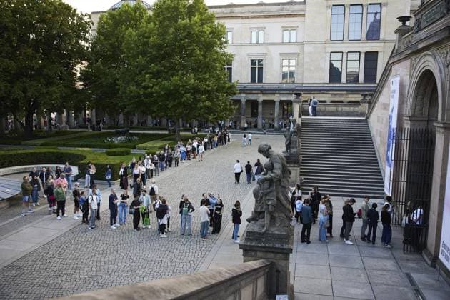 Lange Nacht der Museen ** NUR FÜR REDAKTIONELLE ZWECKE ** EDITORIAL USE ONLY **<p>Eine lange Schlange hat sich im Rahmen der Langen Nacht der Museen vor dem Alten Museum gebildet. Deutschland Berlin Berlin Copyright: JörgxCarstensen