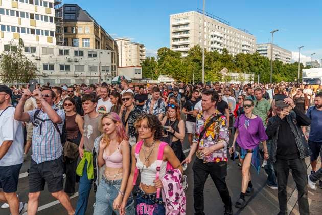 Zug der Liebe 2025, Techno Parade von Prenzlauer Berg bis Moritzplatz. Zug der Liebe 2025, Techno Parade vom Mauerpark Prenzlauer Berg bis Oranienstrasse in Kreuzberg. Politische Demo mit elektronischer Musik für Mitgefühl, Solidarität und soziale Gerechtigkeit. Motto : 10 Jahre Liebe . Berlin-Mitte
