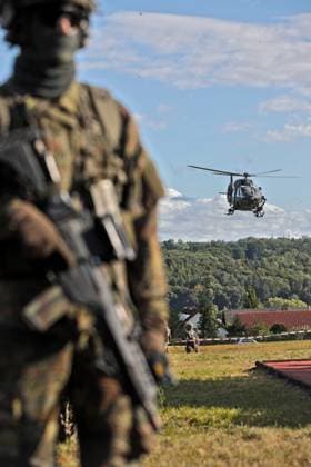 Fallschirmjäger des Fallschirmjägerregiments 26 führten am Tag der offenen Tür in Zweibrücken der Öffentlichkeit einen Teil des Einsatzspektrums der Fallschirmjäger der Bundeswehr vor. Soldaten des Fallschirmjägerregiment 26 der Bundeswehr in Zweibrücken. Das Regiment veranstaltete am 30. August 2025 für die Öffentlichkeit einen Tag der offenen Tür mit dynamischen Vorführungen der Fallschirmjägertruppe. Zweibrücken Saarland Deutschland