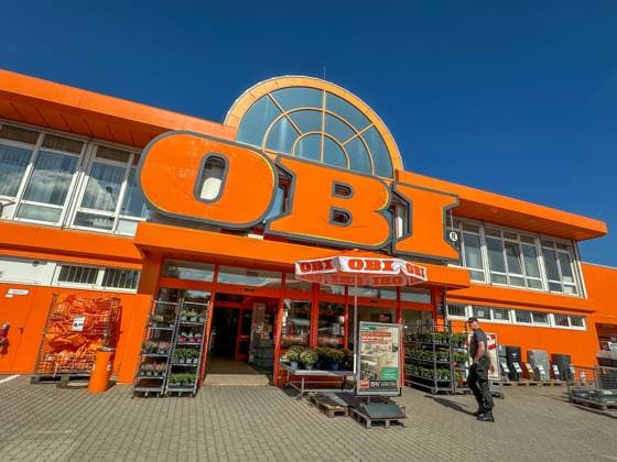 OBI Baumarkt, Außenansicht. Strausberg, Brandenburg, DEU, Deutschland, 30.08.2025