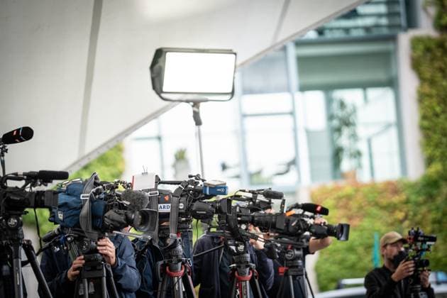 TV-Kameras im Hof des Bundeskanzleramts im Berliner Regierungsviertel;TV-Kameras im Hof des Bundeskanzleramts im Berliner Regierungsviertel, Berlin Berlin Deutschland Bundeskanzleramt