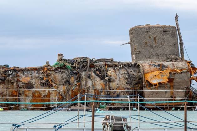 Bilder des Jahres 2025, News September 09 News Themen der Woche KW36 Die Schlepper Wulf 7 und Wulf 9 schleppen den zweiten Teil des U-Bootes, mit Ausstieg, in den Hafen nach Cuxhaven, Bergung des U-Bootes U-16 vor der Insel Scharhoern, gesunken 08.02.1919, geborgen 03.09.2025 Cuxhaven Niedersachsen Deutschland