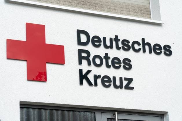 Landkreis Osnabrück, Deutschland 24. Juli 2025: Im Bild: Fassade eines Gebäudes mit dem Logo und Schriftzug des Deutschen Roten Kreuzes (DRK). Das rote Kreuz als international bekanntes Symbol für medizinische Hilfe, Rettungsdienste und humanitäre Organisation ist gut sichtbar angebracht. Der Standort repräsentiert Gesundheitsversorgung, Katastrophenschutz und ehrenamtliches Engagement in Deutschland. Niedersachsen Copyright: xFotostandx xKippx