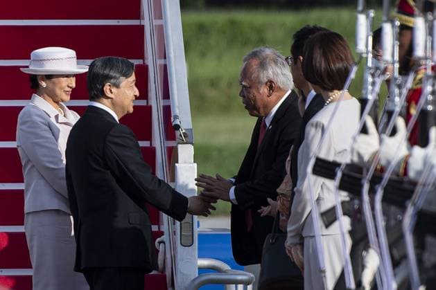 Japanese Emperor Naruhito and Empress Masako visit Indonesia TANGERANG, INDONESIA - JUNE 17: (----EDITORIAL USE ONLY MANDATORY CREDIT - SIGID KURIAWAN ANTARA POOL - NO MARKETING NO ADVERTISING CAMPAIGNS - DISTRIBUTED AS A SERVICE TO CLIENTS----) Japanese Emperor Naruhito (2nd L) accompanied by Empress Masako (L) shakes hand Indonesian Minister Public Work and Public Housing Basuki Hadimuljono (R) upon arrival at Soekarno Hatta International Airport in Tangerang, Banten Province, Indonesia on June 17, 2023. Banten Indonesia. Editorial use only. Please get in touch for any other usage.  Copyright: x2025xAnadoluxSigidxKurniawanx xANTARAx xPOOLx