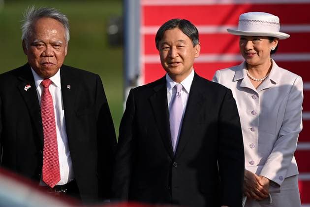 Japanese Emperor Naruhito and Empress Masako visit Indonesia TANGERANG, INDONESIA - JUNE 17: (----EDITORIAL USE ONLY MANDATORY CREDIT - SIGID KURIAWAN ANTARA POOL - NO MARKETING NO ADVERTISING CAMPAIGNS - DISTRIBUTED AS A SERVICE TO CLIENTS----) Japanese Emperor Naruhito (C) accompanied by Empress Masako (R) talks with Indonesian Minister Public Work and Public Housing Basuki Hadimuljono (L) upon arrival at Soekarno Hatta International Airport in Tangerang, Banten Province, Indonesia on June 17, 2023. Banten Indonesia. Editorial use only. Please get in touch for any other usage.  Copyright: x2025xAnadoluxSigidxKurniawanx xANTARAx xPOOLx