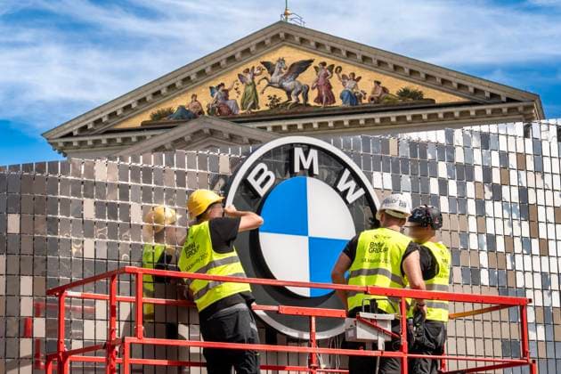 Aufbau der IAA Mobility 2025, Messestand BMW mit BMW-Logo, Max-Joseph-Platz, München, 4. September 2025 Deutschland, München, 4. September 2025, Aufbau der IAA Mobility 2025, Messestand BMW am Max-Joseph-Platz, Mitarbeiter der BMW Group montieren das BMW-Logo am Stand, Szene überragt vom Giebel des Nationaltheaters, Open Space für alle in der Innenstadt, Internationale Automesse vom 9. bis 14. September 2025, Verkehr, Mobilität, Autoindustrie, Wirtschaft, Ausstellung, Bayern, bayerisch,