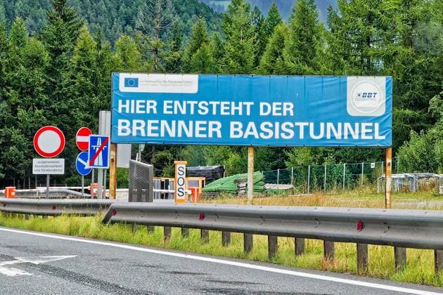 Unterquerung des Alpenhauptkamms. Hinweistafel an der Autobahn A 13 in Tirol auf die Baustelle des Brenner Basistunnels. Gries am Brenner Tirol Österreich Copyright: xRolfxPossx