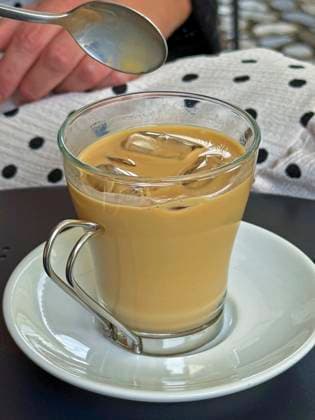 IMAGO Creative, Food, Trend, Iced Coffee 03.09.2025, Radovljica, Slowenien, (Radmannsdorf) ist eine Kleinstadt der Region Gorenjska nahe der Stadt Bled. In einem Cafe gibt es geeisten Espresso. (Iced Coffee) 03.09.2025, Bled 03.09.2025, Bled