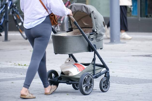 Düsseldorf 05.09.2025 Familie Kleinkind Baby Mutterrolle Mutter Vater Vaterrolle Alterspyramide Rentenloch Nachwuchs Generationenkonflikt Kindergeld Rentensystem Altersrente Kinderwagen Bürgergeld Elterngeld Ehegattensplitting Kindergrundsicherung Gleichberechtigung Rollenklischees Düsseldorf Nordrhein-Westfalen Deutschland