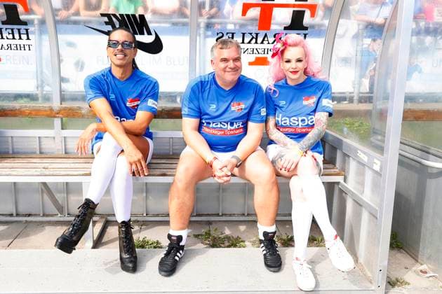 Bilder des Jahres 2025, Entertainment 09 September Entertainment Themen der Woche KW36 Jorge Gonzalez, Elton und Bella la Donna beim Benefiz Fussballspiel Kicken mit Herz zugunsten der Kinder Herzstation der Universitaetsklinik Eppendorf (UKE) am 7.09.2025 in Hamburg Kicken mit Herz 2025 Benefiz Event in Hamburg