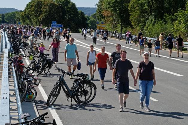 Bilder des Jahres 2025, News September 09 News Themen der Woche KW36 Öffmung A544 Aachen, 07.09.2025: Open-Brigde-Day, Öffnung der A544 mit der neu gebauten Haartalbrücke für das Publikum bevor am Montag der Fahrzeugverkehr wieder rollt. Es kamen vor allem Fahrradfahrer und Fußgänger. Volksfestcharakter an der Abfahrt der A544 zum Berliner Ring. Aachen Haarbachtal NRW Deutschland