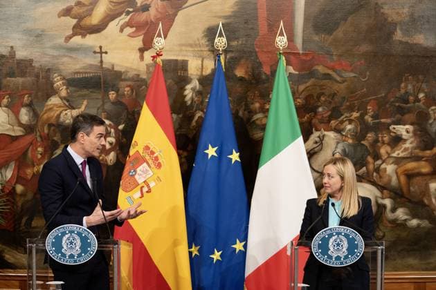 Meloni - Sanchez meeting in Rome ROME, ITALY - APRIL 05: (----EDITORIAL USE ONLY – MANDATORY CREDIT - ITALIAN PRIME MINISTRY PALAZZO CHIGI HANDOUT - NO MARKETING NO ADVERTISING CAMPAIGNS - DISTRIBUTED AS A SERVICE TO CLIENTS----) Italian Prime Minister Giorgia Meloni (R) and Spain s Prime Minister Pedro Sanchez hold a joint press conference at Palazzo Chigi, on April 5, 2023 in Rome, Italy. Italy s government is planning to revise up its outlook for 2023 economic growth, envisaging a range of 0.8% to 1% in its latest budget plans, according to people familiar with the matter. Roma Italy. Editorial use only. Please get in touch for any other usage.  Copyright: x2025xAnadoluxITAxPrimexMinistryx xPalazzoxChigix