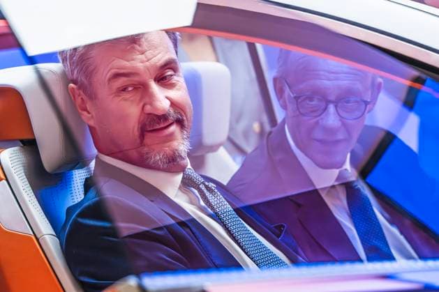 Bilder des Jahres 2025, News September 09 Bundeskanzler Merz und Ministerpräsident Söder in einem Concept Car am Stand von Qualcomm, Messerundgang zur Eröffnung der IAA Mobility 2025, Messe München, 9. September 2025 Deutschland, München, 9. September 2025, Bundeskanzler Merz und Ministerpräsident Söder in einem Konzeptfahrzeug am Stand von Qualcomm, Fahrzeug mit Snapdragon Technologie im Cockpit, Messerundgang zur Eröffnung der der IAA Mobility 2025, internationale Automesse vom 9. bis 14. September 2025, Verkehr, Mobilität, Autoindustrie, Automobilindustrie, Wirtschaft, Ausstellung, Bayern, bayerisch,