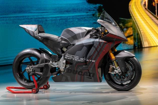 Ducati präsentiert auf der IAA Mobility am Stand von VW (Volkswagen) den V21L mit neuartiger Solid-State-Batterie das elektrische Supersport-Motorrad zeigt die Zukunft der High-Performance-E-Mobilität auf zwei Rädern. Mobility 2025 Messe in München.