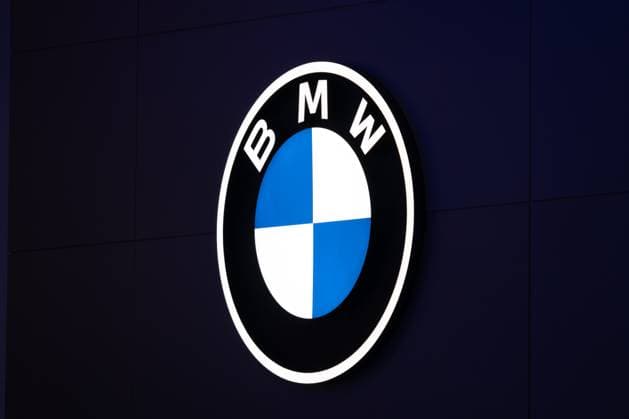 Das ikonische BMW-Logo auf der IAA Mobility: Der weiß-blaue Rundel zeigt sich mit moderner LED-Beleuchtung beleuchtet auf der IAA am Stand der BMW Group. Mobility 2025 Messe in München.