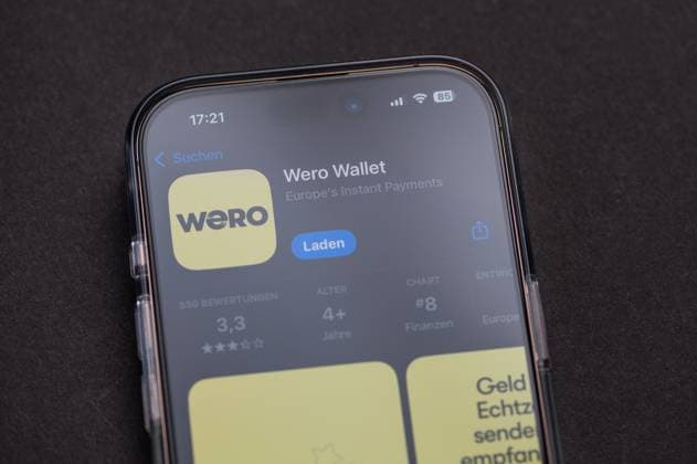 Smartphone zeigt das Logo der Wero-Wallet-Anwendung auf seinem Bildschirm.