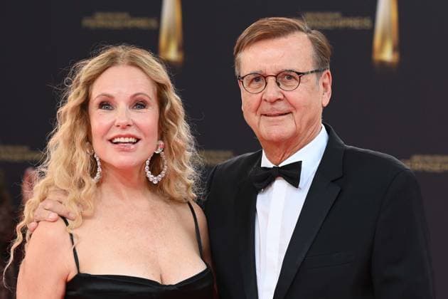 Hans MAHR, Medienmanager, Katja BURKARD, Moderatorin, Roter Teppich, Red Carpet Show, Ankunft, arrival, Verleihung des Deutschen Fernsehpreises, Der Deutsche Fernsehpreis 2025, Deutscher Fernsehpreis 2025 in den MMC Studios Koeln, am 10.09.2025.