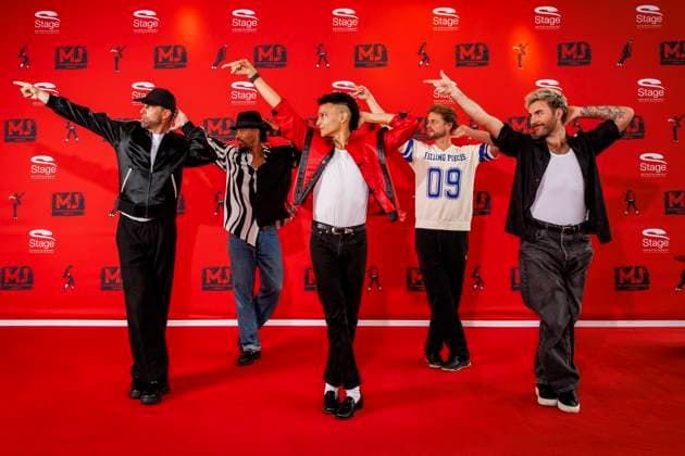 Bilder des Jahres 2025, Entertainment 09 September Entertainment Bilder des Tages mmc Dennis Dnice Somuah, Jay Khan, Prince Damien, Joel de Tombe und Daniel Johnson .Die Mitglieder von TEAM 5ÜNF ließen es sich nicht nehmen, ihren Bandkollegen Prince Damien im Theater an der Elbe zu besuchen 11.09.2025 Anlass Seine gefeierte Rolle als junger Michael Jackson im Musical ueber den King of Pop el de Tombe und Daniel Johnson Hamburg Deutschland