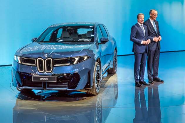 Bundeskanzler Friedrich Merz, BMW-Chef Oliver Zipse, mit dem neuen BMW iX3, Elektro SUV, Messerundgang zur Eröffnung der IAA Mobility 2025, Messe München, 9. September 2025 Deutschland, München, 9. September 2025, Bundeskanzler Friedrich Merz, BMW-Chef Oliver Zipse, vor dem neuen BMW iX3, Elektro SUV, Fahrzeug am BMW-Stand, Messerundgang zur Eröffnung der der IAA Mobility 2025, internationale Automesse vom 9. bis 14. September 2025, Verkehr, Mobilität, Autoindustrie, Automobilindustrie, Wirtschaft, Ausstellung, Bayern, bayerisch,