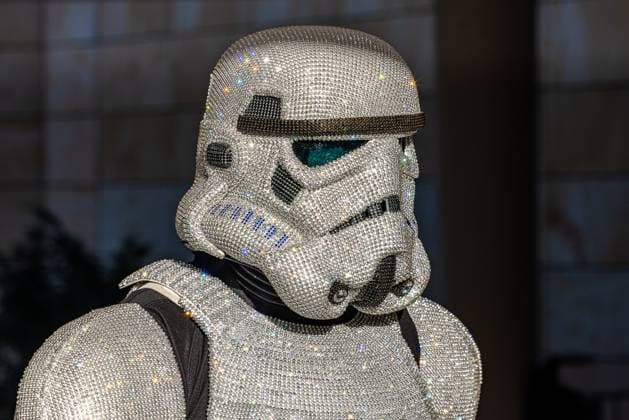 Noris Force Con 7 2025 in der, Stadthalle Fuerth, 13.09.2025 Ein absoluter Hingucker auf der Noris Force Con 7: Ein Stormtrooper-Cosplay komplett besetzt mit unzähligen funkelnden Strasssteinen. Der Helm und die Rüstung reflektieren spektakulär das Licht und verleihen dem ikonischen Look aus dem Star-Wars-Universum eine glamouröse, fast schon galaktisch-edle Note. Dieses glitzernde Kostüm beweist eindrucksvoll, wie kreativ und individuell Fans ihre Liebe zur Saga ausdrücken.