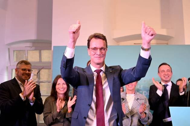 News Bilder des Tages Kommunalwahl NRW - Pressestatement CDU am 14.09.2025 im Gemeindesaal St. Lambertus in Düsseldorf Ministerpräsident Hendrik Wüst ( CDU ) hebt die Arme nach seinem Statement und lässt sich feiern