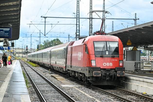GER, Hauptbahnhof in Augsburg 30.08.2025, Hauptbahnhof, Augsburg, GER, Hauptbahnhof in Augsburg, im Bild ein Zug der Östereichischen Bundesbahnen ÖBB bei der Einfahrt in den Bahnhof, Symbolfoto, Symbolbild
