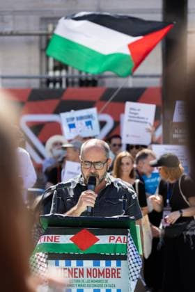 September 15, 2025, Madrid, Madrid, Spain: Spanish figures from the arts and entertainment world read the names of the more than 18,000 Palestinian children killed by Israeli attacks in Gaza at Puerta del Sol..The reading was organized by NGOs such as Medicos del Mundo and Missing Children. Madrid Spain - ZUMAl221 20250915_zip_l221_026 Copyright: xIgnacioxLopezxIsasmendix