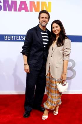 Bertelsmann, Party in der Bertelsmann Repräsentanz, Berlin, 11.09.2025 Tom Beck und Chryssanthi Kavazi bei der Ankunft zur Bertelsmann Sommer Party 2025 in der Bertelsmann Repräsentanz in Berlin am 11.9.2025. Berlin Bertelsmann Repräsentanz Copyright: xAnitaxBuggex