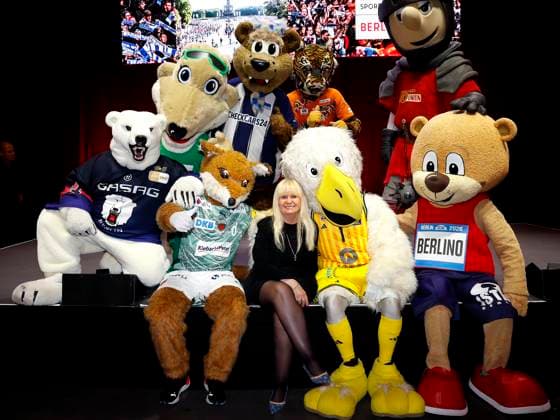 Bilder des Jahres 2025, Entertainment 09 September Entertainment Bilder des Tages Maskotchen mit Iris Spranger beim Saisonauftakt der Sportmetropole Berlin in der Max Schmeling Halle.