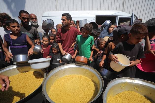Hot meals distributed to Palestinians in Gaza DEIR AL-BALAH, GAZA - SEPTEMBER 17: Palestinians, carrying pots and pans, line up for hot meals as a charity distributes food in Deir al-Balah, Gaza, amid ongoing Israeli blockade and attacks that severely restrict access to food, on September 17, 2025. Many arrive carrying pots, pans, and containers, hoping to secure a portion of food. Hassan Jedi Anadolu Deir al-Balah Gaza. Editorial use only. Please get in touch for any other usage.  Copyright: x2025xAnadoluxHassanxJedix