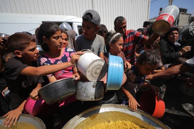 Hot meals distributed to Palestinians in Gaza DEIR AL-BALAH, GAZA - SEPTEMBER 17: Palestinians, carrying pots and pans, line up for hot meals as a charity distributes food in Deir al-Balah, Gaza, amid ongoing Israeli blockade and attacks that severely restrict access to food, on September 17, 2025. Many arrive carrying pots, pans, and containers, hoping to secure a portion of food. Hassan Jedi Anadolu Deir al-Balah Gaza. Editorial use only. Please get in touch for any other usage.  Copyright: x2025xAnadoluxHassanxJedix
