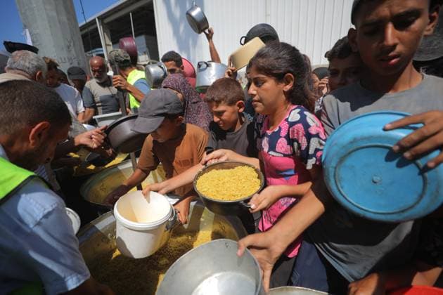 Hot meals distributed to Palestinians in Gaza DEIR AL-BALAH, GAZA - SEPTEMBER 17: Palestinians, carrying pots and pans, line up for hot meals as a charity distributes food in Deir al-Balah, Gaza, amid ongoing Israeli blockade and attacks that severely restrict access to food, on September 17, 2025. Many arrive carrying pots, pans, and containers, hoping to secure a portion of food. Hassan Jedi Anadolu Deir al-Balah Gaza. Editorial use only. Please get in touch for any other usage.  Copyright: x2025xAnadoluxHassanxJedix