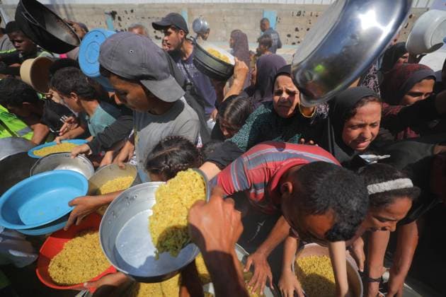 Hot meals distributed to Palestinians in Gaza DEIR AL-BALAH, GAZA - SEPTEMBER 17: Palestinians, carrying pots and pans, line up for hot meals as a charity distributes food in Deir al-Balah, Gaza, amid ongoing Israeli blockade and attacks that severely restrict access to food, on September 17, 2025. Many arrive carrying pots, pans, and containers, hoping to secure a portion of food. Hassan Jedi Anadolu Deir al-Balah Gaza. Editorial use only. Please get in touch for any other usage.  Copyright: x2025xAnadoluxHassanxJedix
