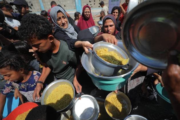 Hot meals distributed to Palestinians in Gaza DEIR AL-BALAH, GAZA - SEPTEMBER 17: Palestinians, carrying pots and pans, line up for hot meals as a charity distributes food in Deir al-Balah, Gaza, amid ongoing Israeli blockade and attacks that severely restrict access to food, on September 17, 2025. Many arrive carrying pots, pans, and containers, hoping to secure a portion of food. Hassan Jedi Anadolu Deir al-Balah Gaza. Editorial use only. Please get in touch for any other usage.  Copyright: x2025xAnadoluxHassanxJedix